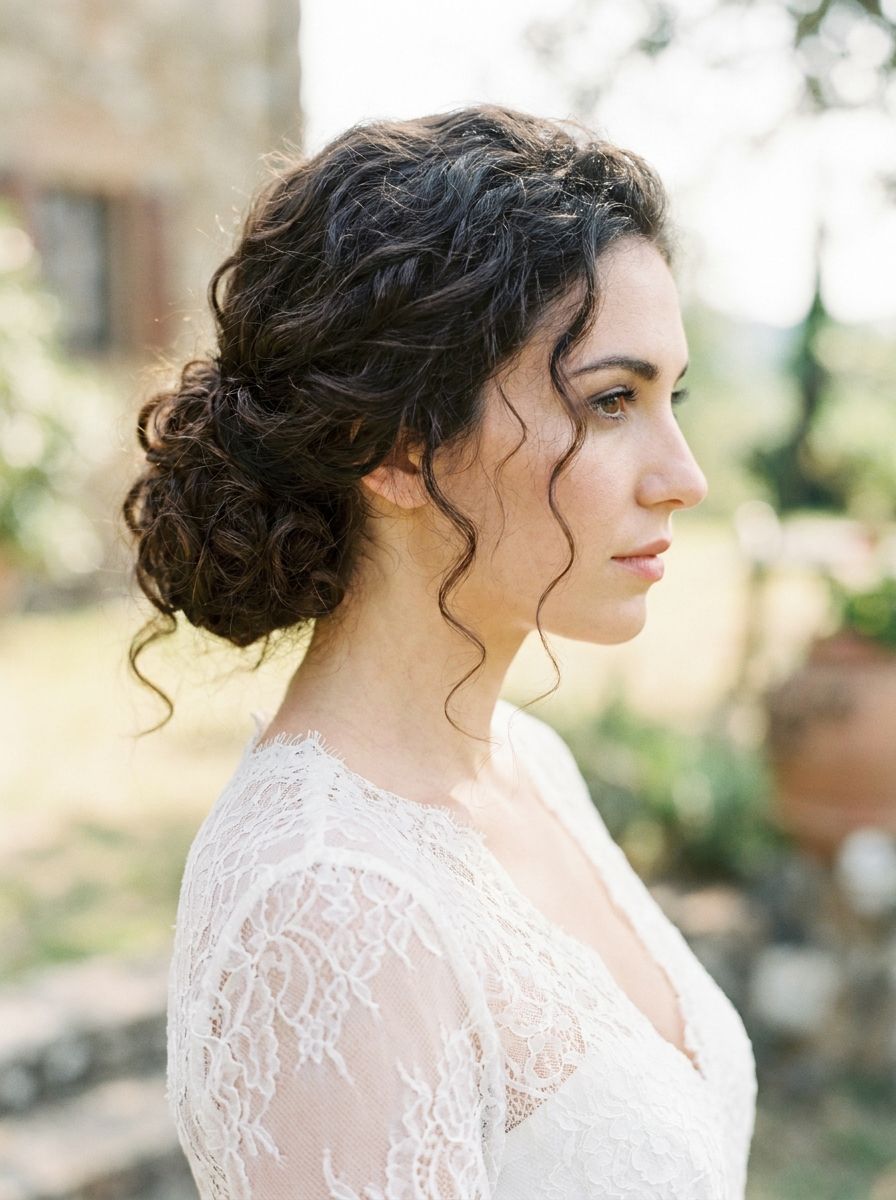 Tiefer lockiger Dutt - Locken Frisuren Hochzeit